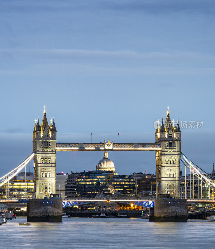 日出时的塔桥和圣保罗大教堂，伦敦，英国