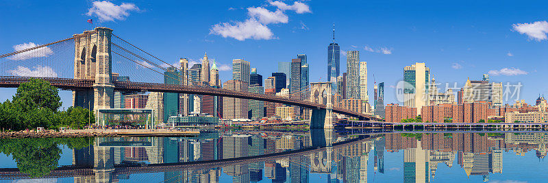 纽约天际线，布鲁克林大桥，曼哈顿高楼，世界贸易中心和东河。