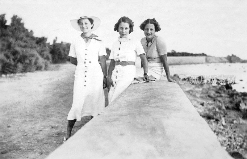年轻的女人在微笑。1941.