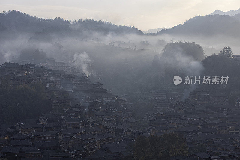 雾蒙蒙的早晨，中国贵州省的苗寨