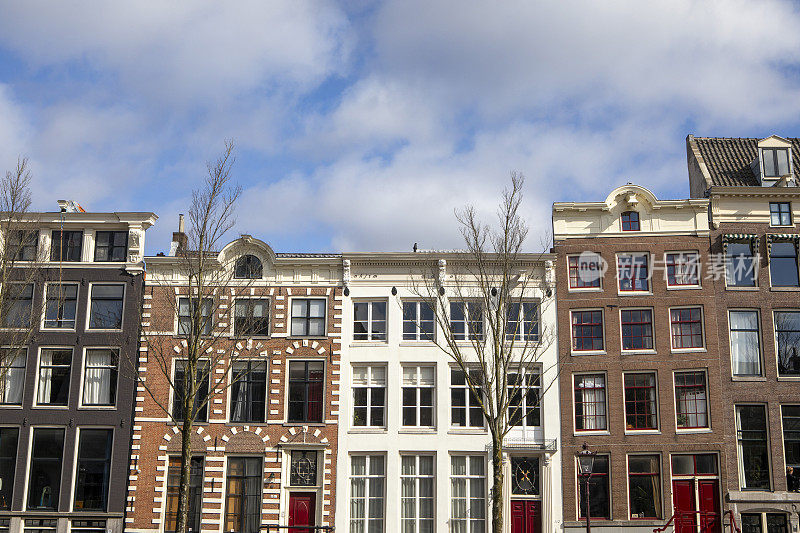 阿姆斯特丹的一排联排别墅和蓝天