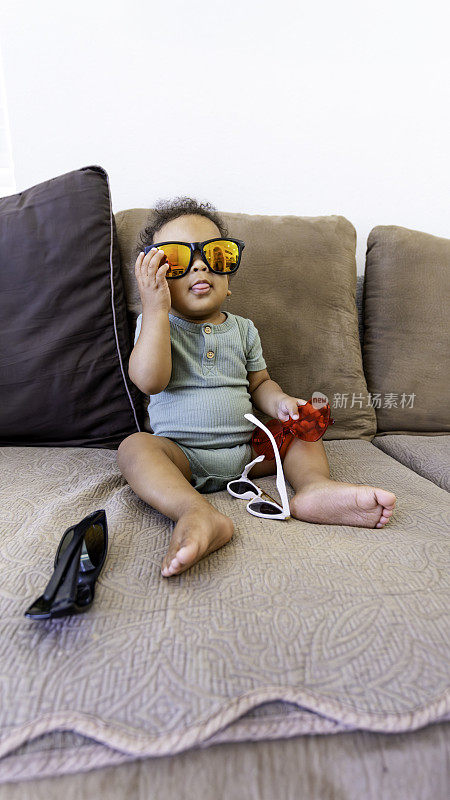 可爱的多种族小男孩喜欢玩太阳镜，在家里试戴