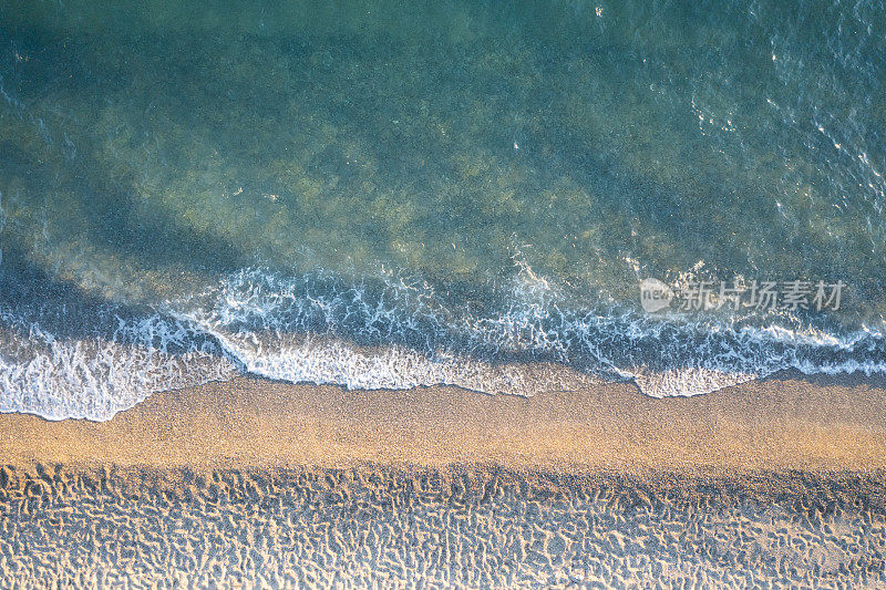 无人机拍摄的海浪沙滩