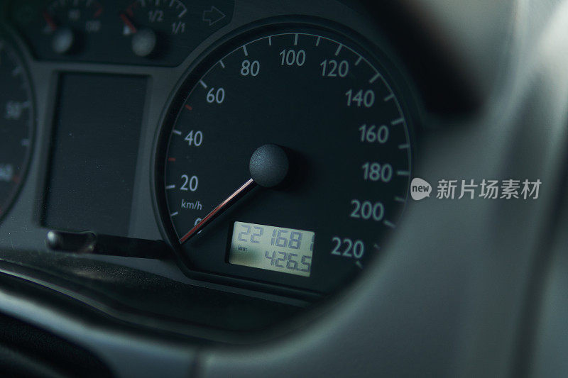 汽车速度表。auto仪表盘，带有速度计，转速计和里程表