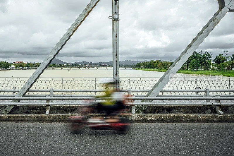 越南顺化张天铁桥上的摩托车