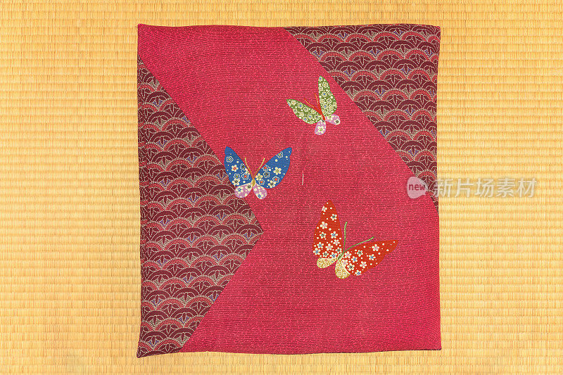 日本榻榻米上绣有蝴蝶的榻榻米靠垫。