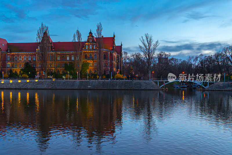 弗罗茨瓦夫。波兰，2023年3月25日。弗罗茨瓦夫古城美丽而古老的建筑，坐落在奥德拉河畔。弗罗茨瓦夫。