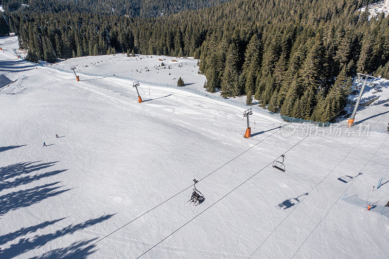 用无人机鸟瞰雪山和滑雪缆车