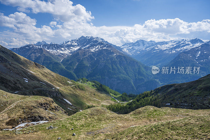 大格洛克纳山脉附近的奥地利阿尔卑斯山的雪峰