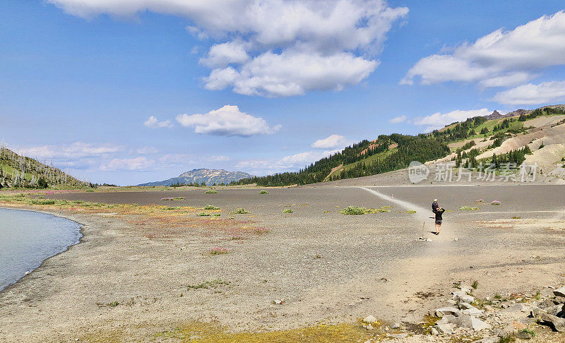 一对夫妇徒步穿越山里空旷的平原