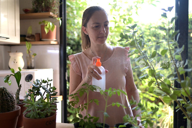 一个女人在照顾她的植物