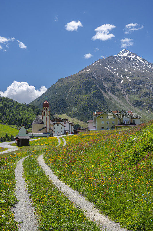 春天，奥地利蒂罗尔阿尔卑斯山脉的通风口村
