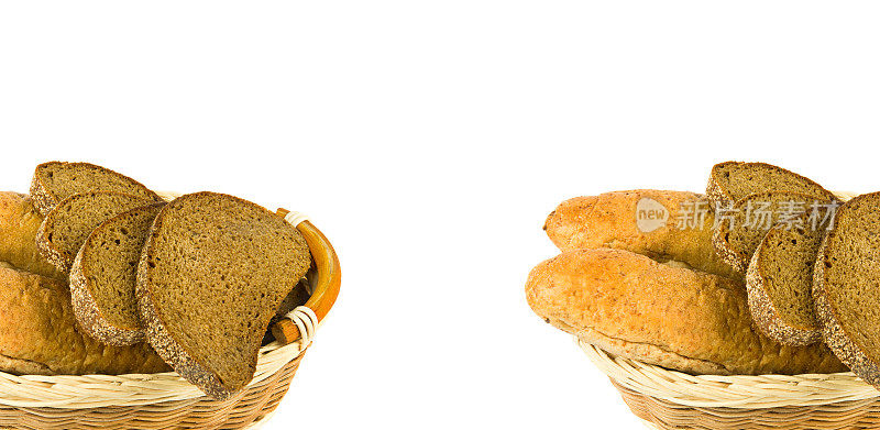 面包和法棍面包放在一个柳条篮子里，孤立在一个白色的篮子里。宽的照片。有文字的空闲空间。拼贴画。