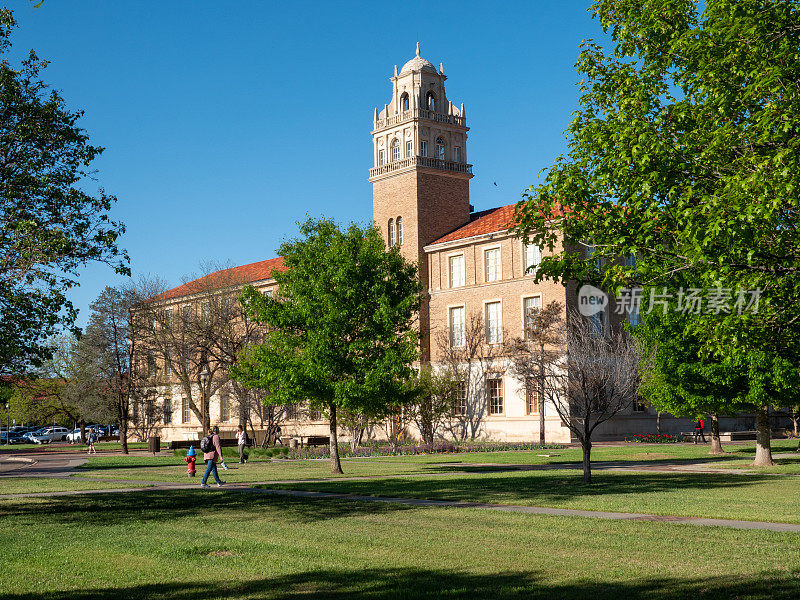 学生们走过校园。德克萨斯理工大学。