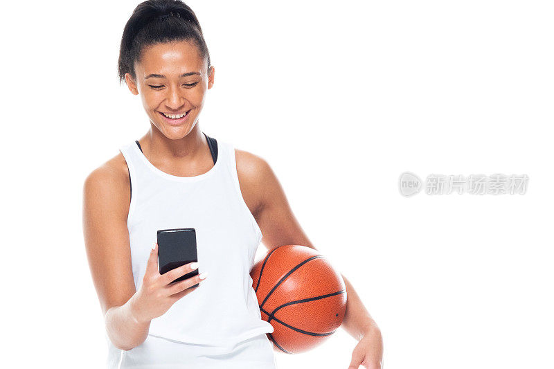 非裔美国篮球运动员在白色背景-在智能手机上发短信