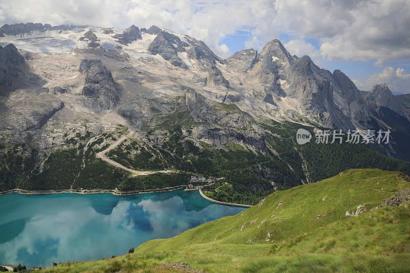 夏天的风景。从意大利北部Dolomites的Fedaia山口到Pordoi山口的休息点，可以看到美丽的Fedaia湖和马尔莫拉达山。