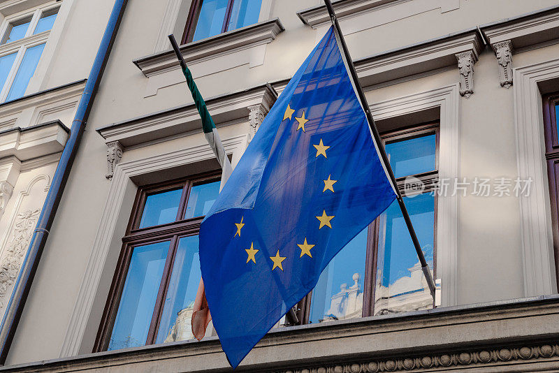 欧盟的旗帜悬挂在大楼上。