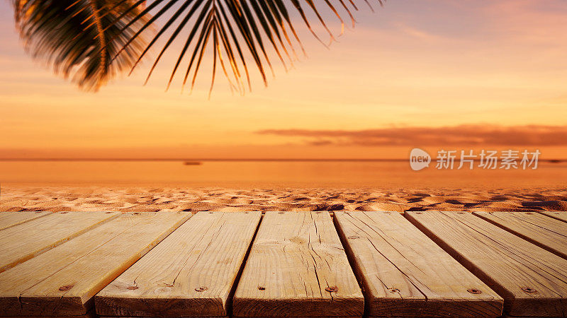 日落海滩上的木制平台