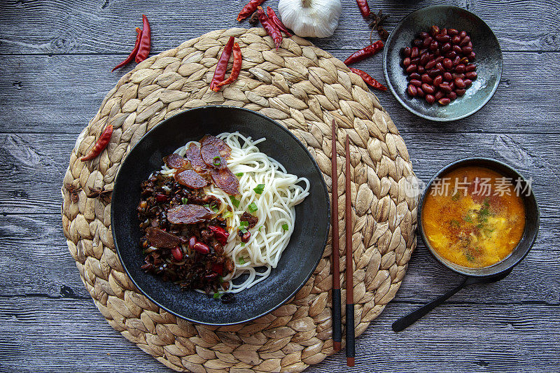 自制的香肠肉汁面条