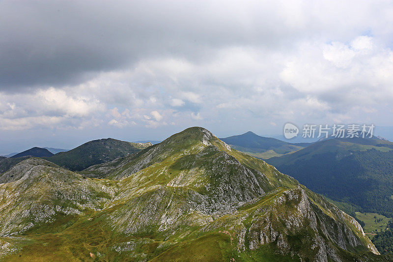 波斯尼亚和黑塞哥维那泽伦戈拉山的绿色山峰