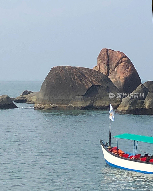 图片中的游船停泊在果阿海岸，准备清晨日出海豚观察巡航，果阿海滩，印度