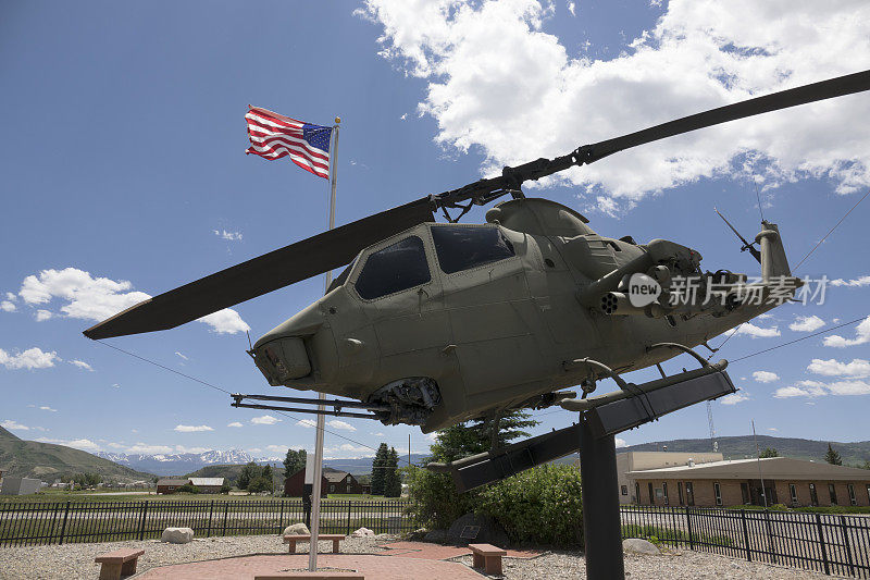 克林姆林科罗拉多州陆军直升机退伍军人战争纪念碑美国国旗落基山脉