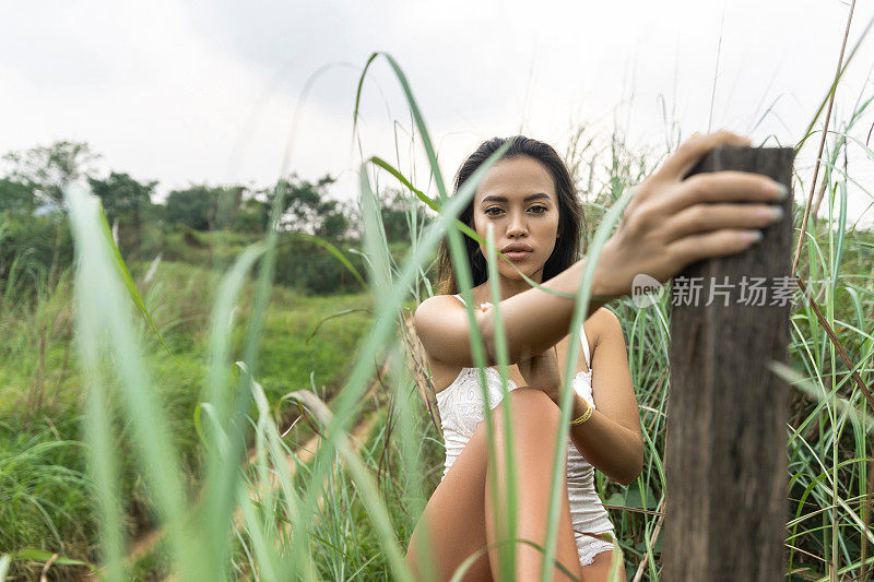 亚洲女孩的照片在自然-情绪的场景