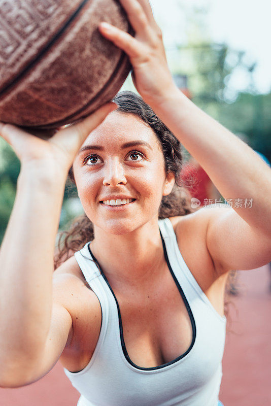 女篮球运动员投篮