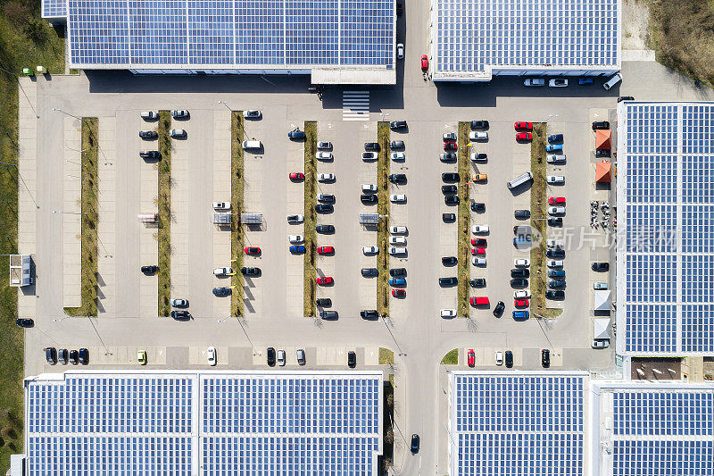 鸟瞰图购物中心与太阳能电池板和停车场