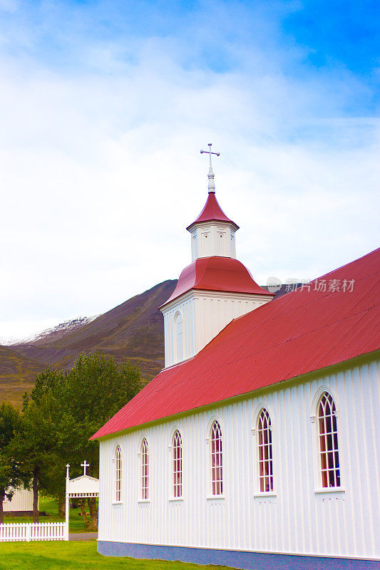 Möðruvellir，冰岛:19世纪红白教堂(Möðruvallarkirkja)