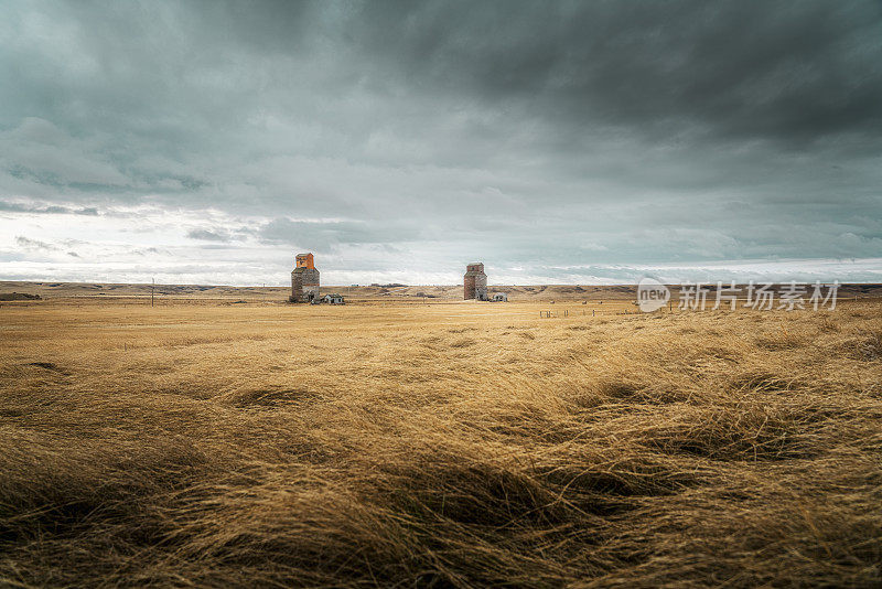 大草原上古老的谷物升降机