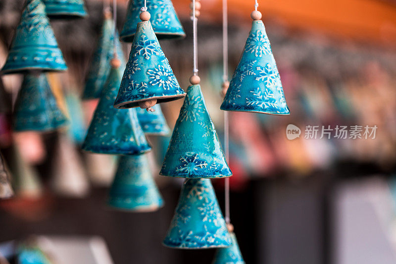 手工制作的蓝色传统圣诞装饰品在圣诞市场展出
