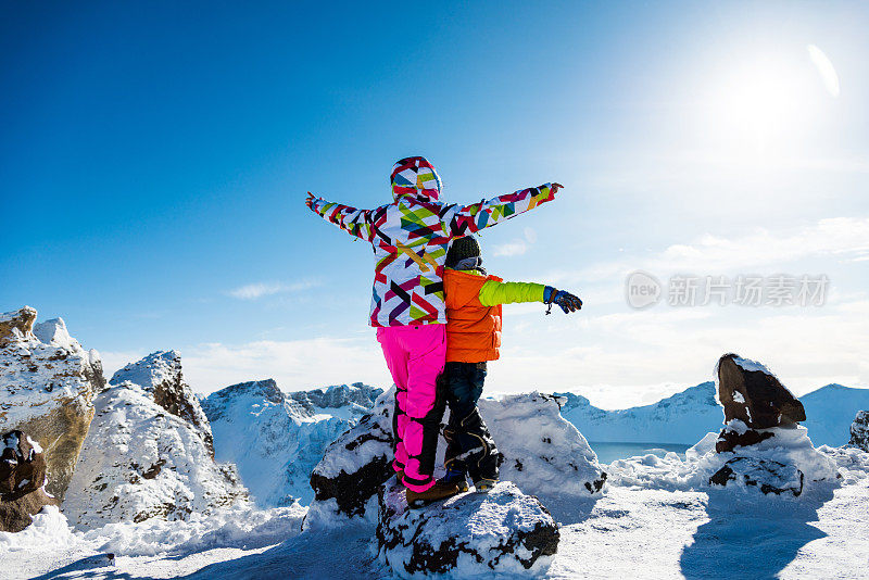 母子俩站在雪山顶上