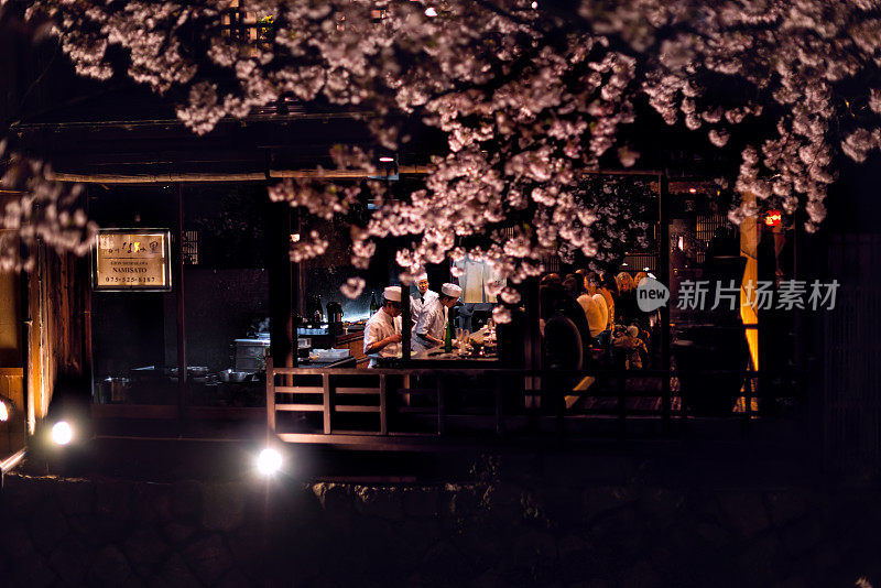 日本京都祗园在春夜与人们在Namisato居酒屋吃发光的樱花