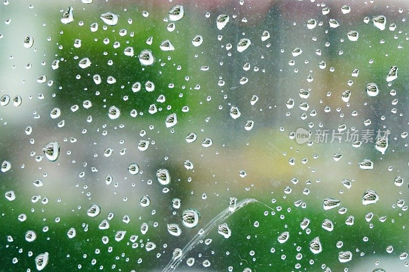 雨滴落在窗户玻璃上的特写镜头