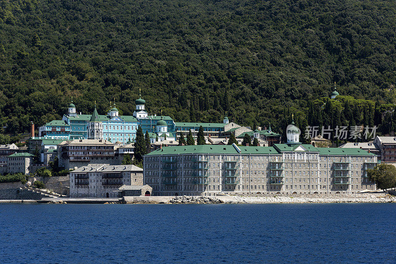 从希腊哈尔基迪基阿索斯的海上俯瞰圣潘特莱蒙修道院