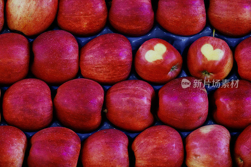 红苹果排成两列，呈心形