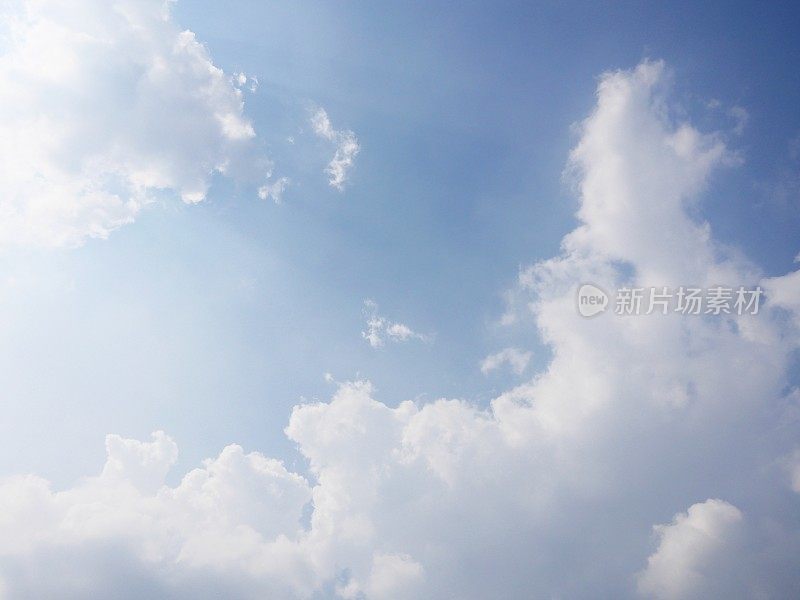 蓝天白云从飞机窗口俯瞰