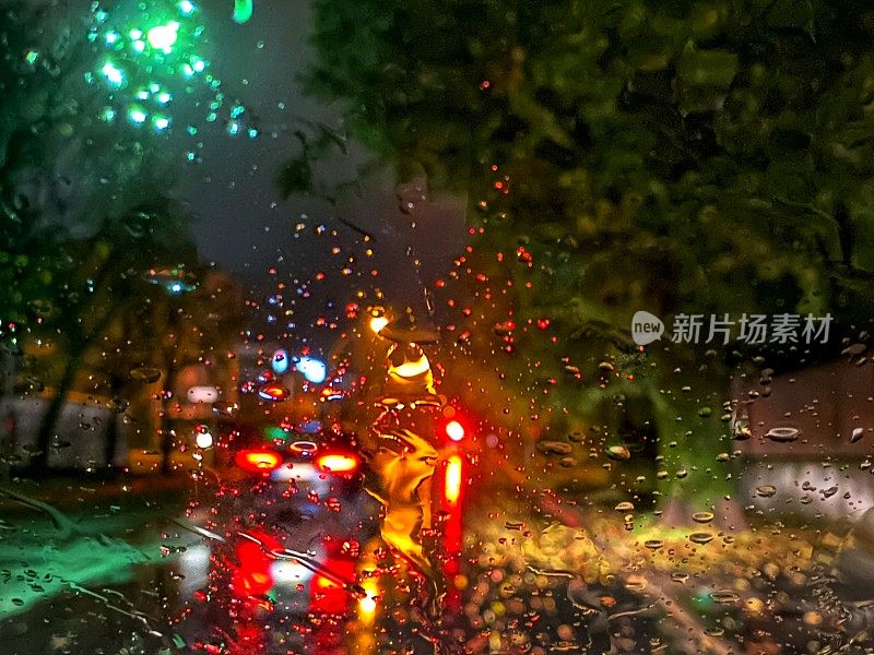 在下雨的夜里开车