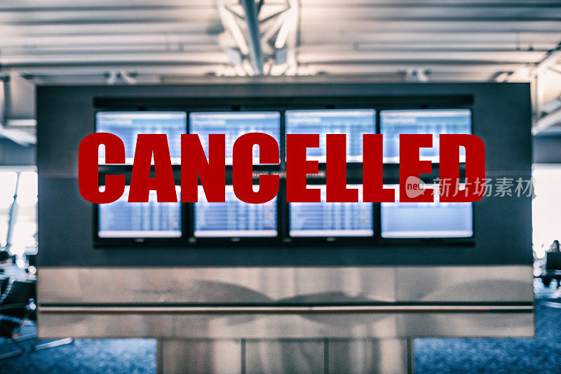 欧洲机场取消了航班。因担心冠状病毒传播而取消旅行假期，机场航站楼屏幕背景显示离境和抵达航班的标题为红色。