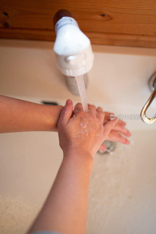 用肥皂保持双手清洁