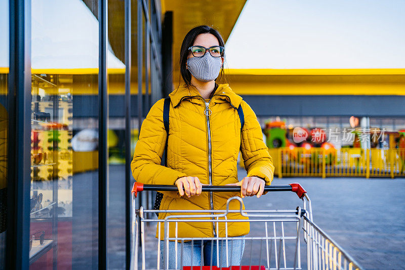 在杂货店里戴口罩的女人