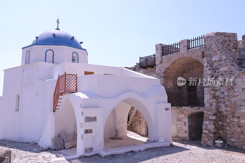 希腊阿斯提帕利亚岛的chora的传统白色教堂。