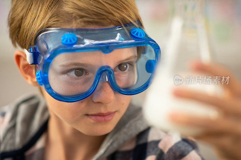 小学生拿着一个Flask近距离的库存照片