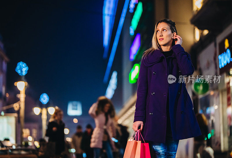 拿着购物袋走路的女人