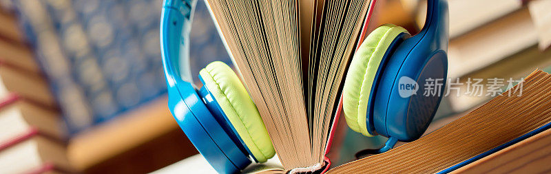 有声书概念-耳机与图书在图书馆