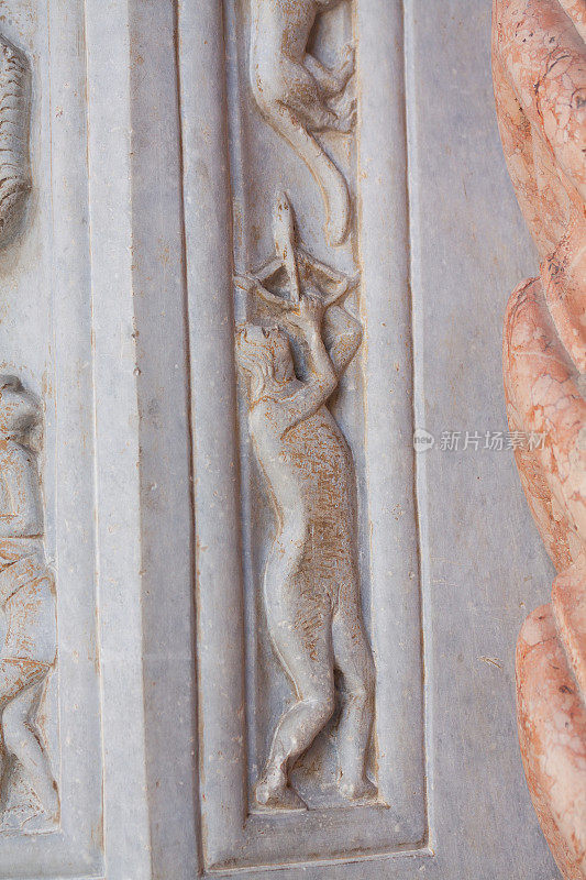 位于贝加莫的圣玛丽亚马乔里大教堂的浮雕和立面细节