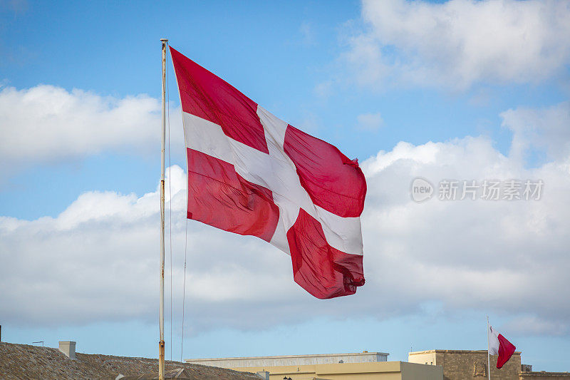 马耳他首都瓦莱塔飘扬的丹麦国旗