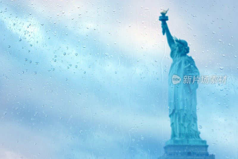 雨天里的自由女神像