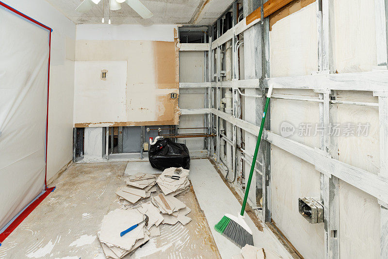 厨房装修拆除时拆除的瓷砖地板堆